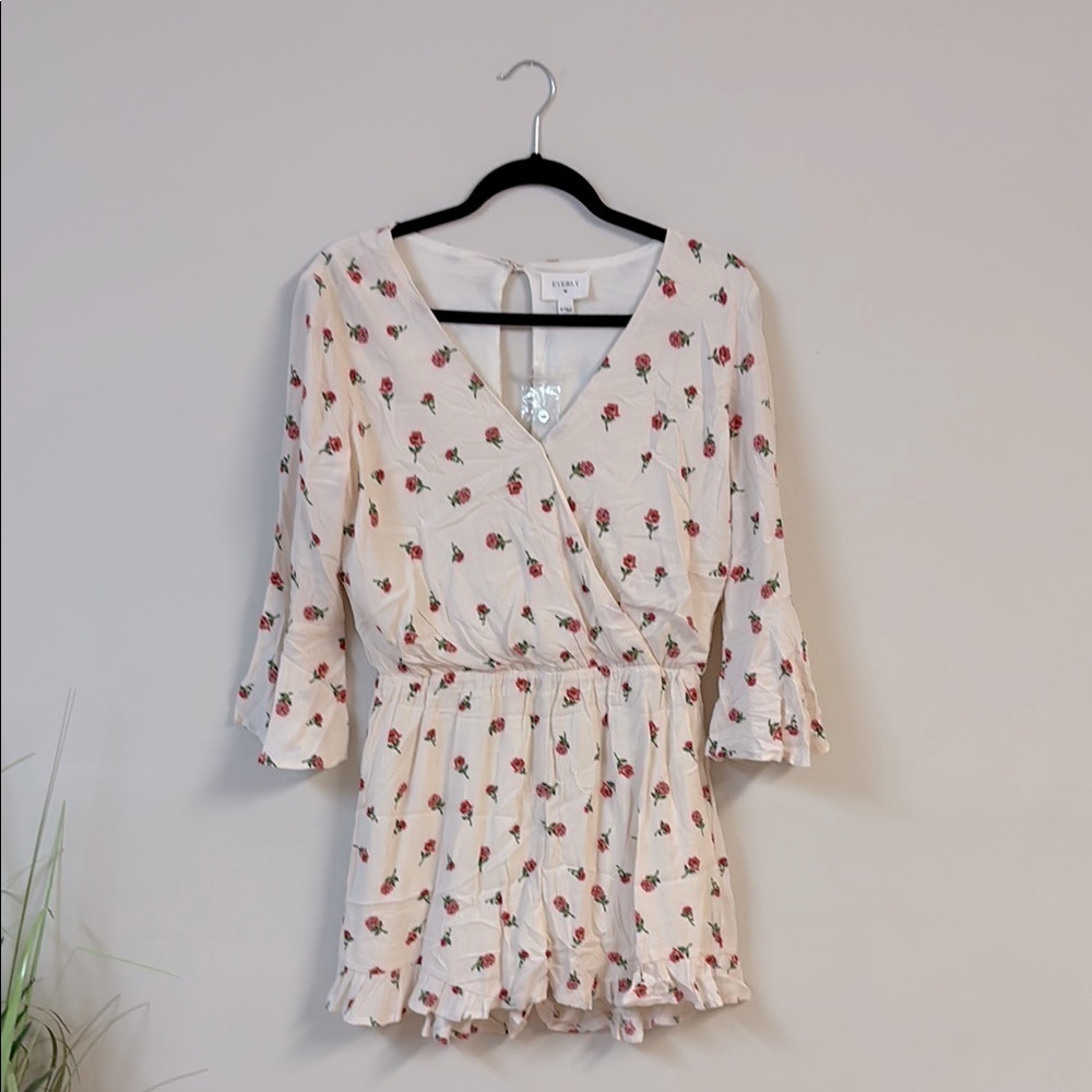 BNWOT Everly Cream Smocked Ruffled romper size M - Picture 3 of 5